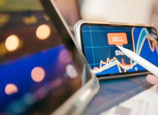 Operatore finanziario che esamina opzioni su Bitcoin, Ethereum e forex su più mercati